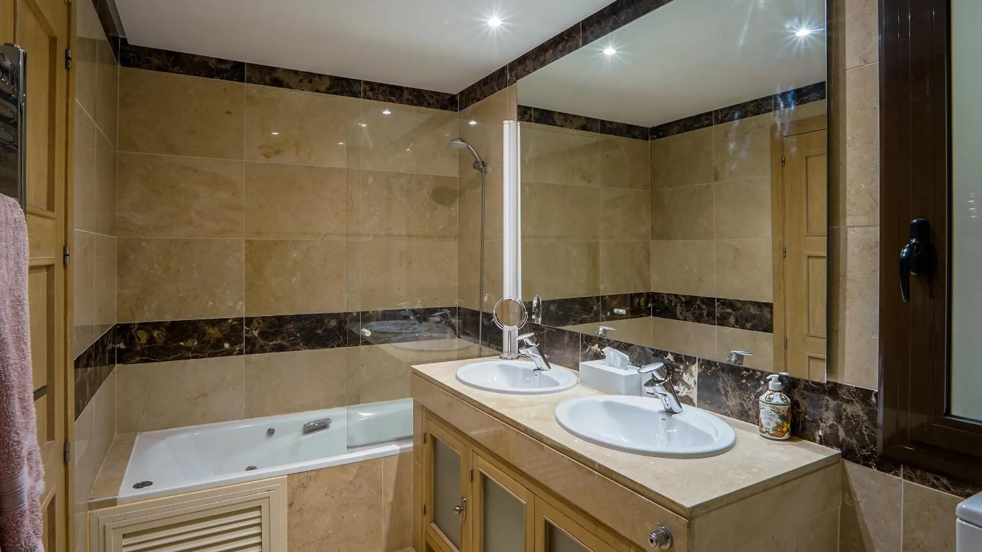 Beach Side Apartment La Duquesa Castillo de Sabinillas İspanya